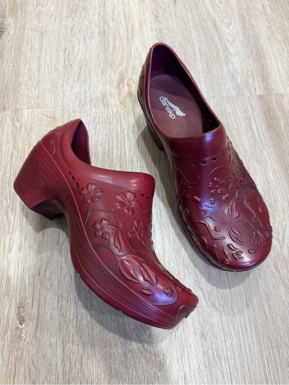 DANSKO Pixie Molded EVA Size 39 US 8.5 Floral Embossed Clogs Shoes Red Burgundy